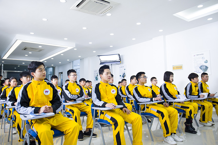 西安汽車修理技術培訓學校哪家好，陜西學技術汽修學校哪家好？