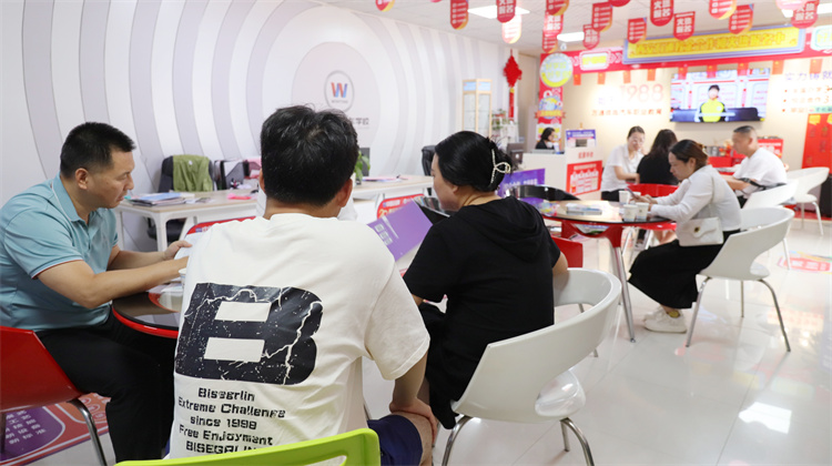 西安中考出分！西安萬(wàn)通報(bào)名現(xiàn)場(chǎng)持續(xù)升溫……