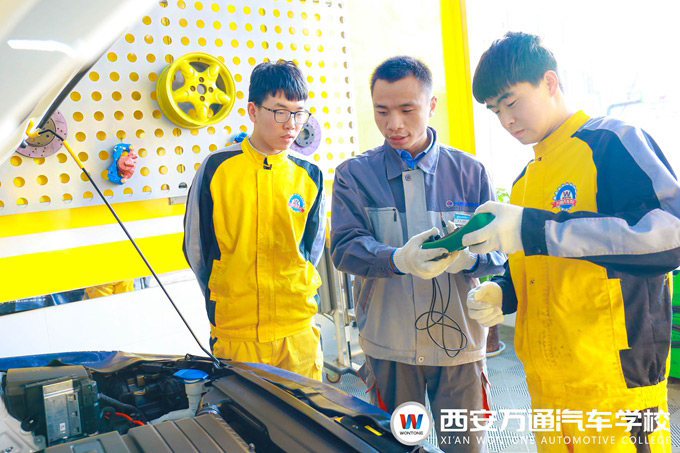 西安萬通汽車學(xué)校實(shí)訓(xùn)教學(xué)課堂
