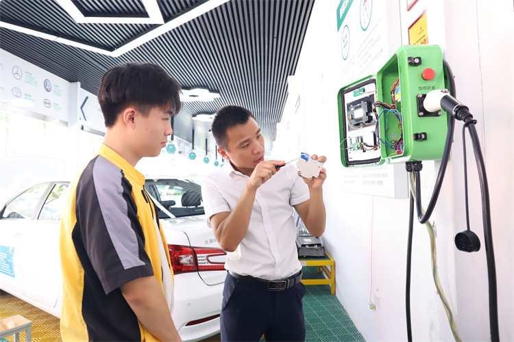 職位增多！新能源汽車行業(yè)新機遇！還不趕緊加入